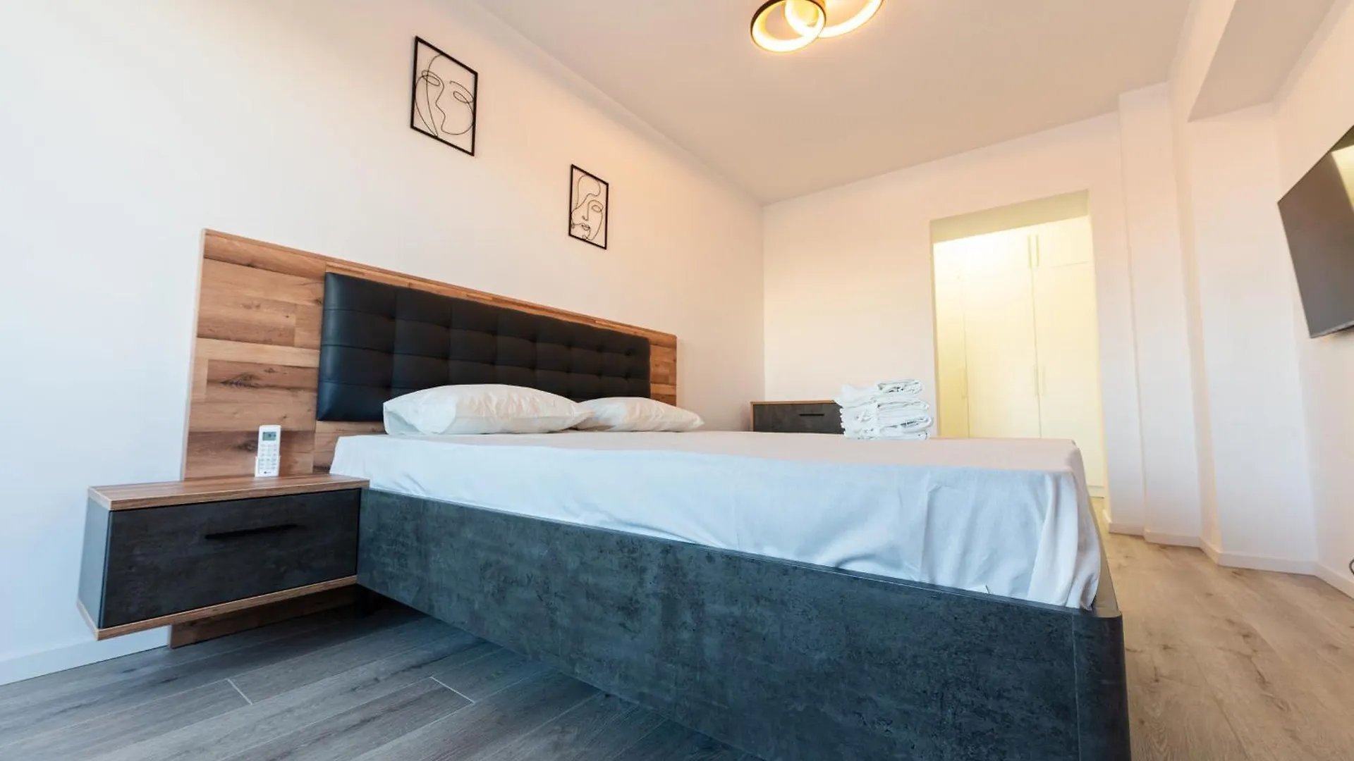 Vanda - Park-View Apartment With Private Balcony 布加勒斯特